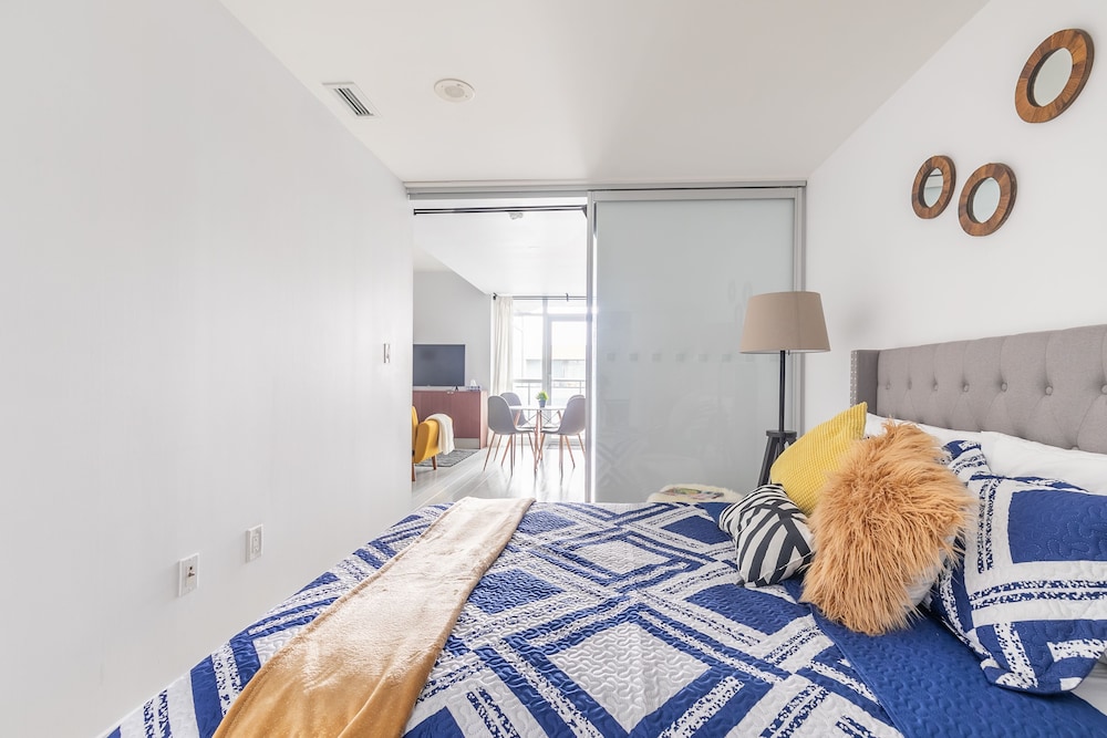 Gorgeous Luxury Condos near the CN Tower-3