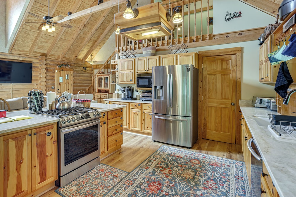 Hot Tub & Game Room: Deep Creek Winter Getaway