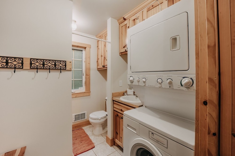 34sl - Hot Tub - Bbq - Ping Pong Table - Sleeps 8 3 Bedroom Home by RedAwning