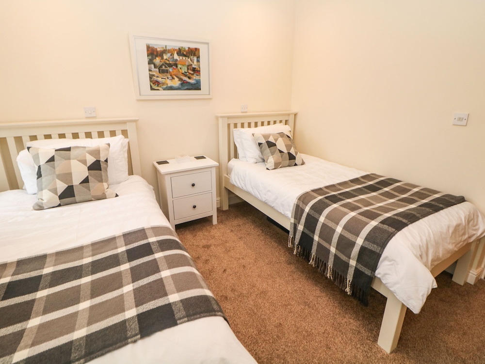 1 Knowleston House