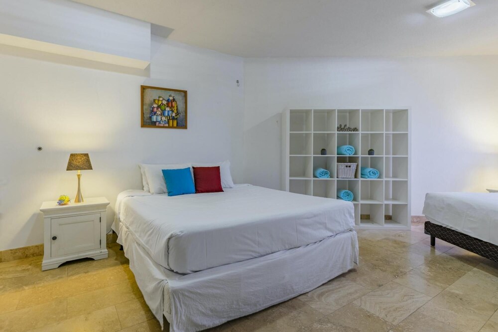 4BR 3BA w Pool Sleeps 10 200m From Eagle Beach