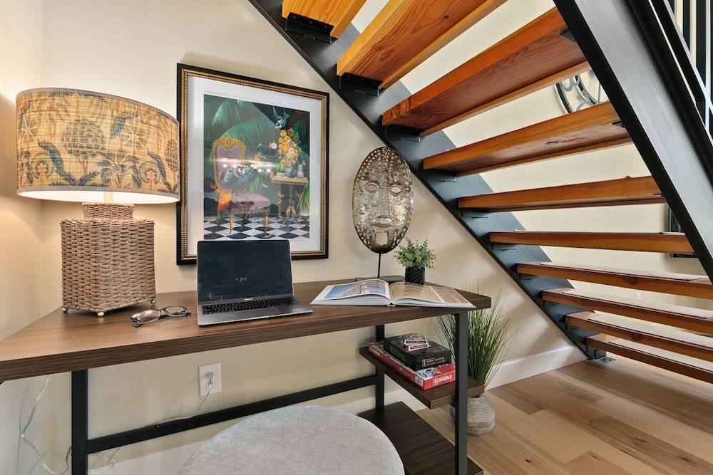 Royal Perch - Loft With King Suite + Vaulted Ceilings