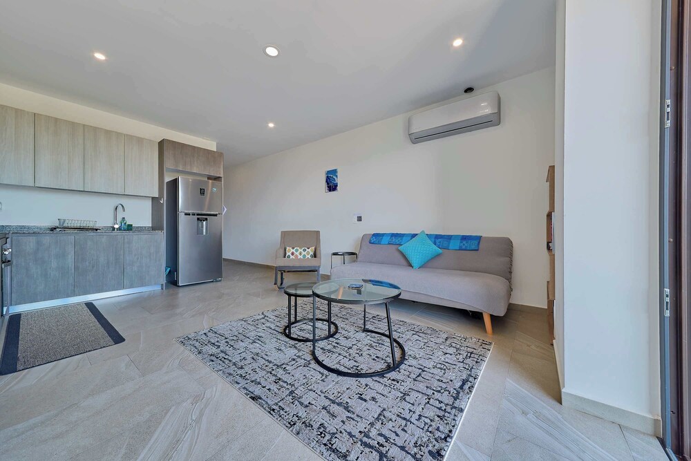 1BR Apartment - Private Balcony - Pool - Gym