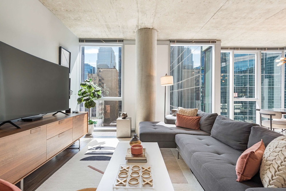 Exclusive 3BR City Views Top Amenities Central