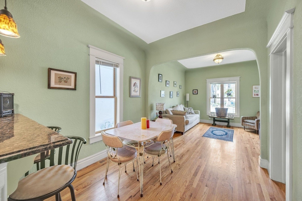 Stylish 2-story Home - Perfect Denver Location 2 Bedroom Home