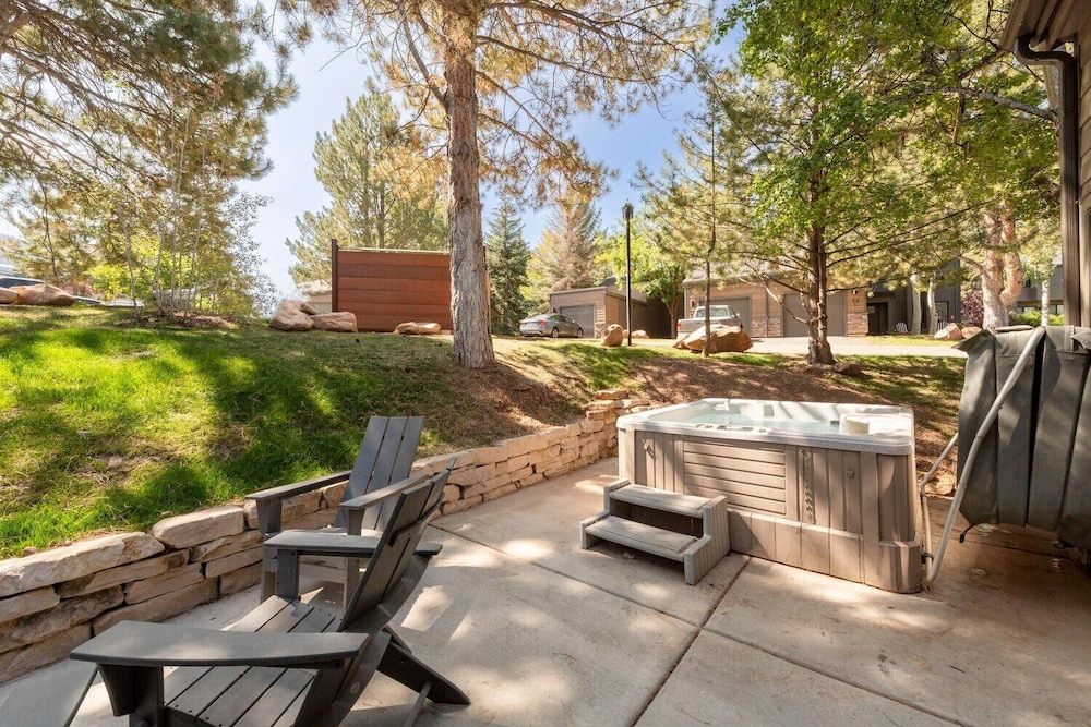 Stylish 4BR Canyons Village-Walk to Cabriolet-Hidden Creek 37D