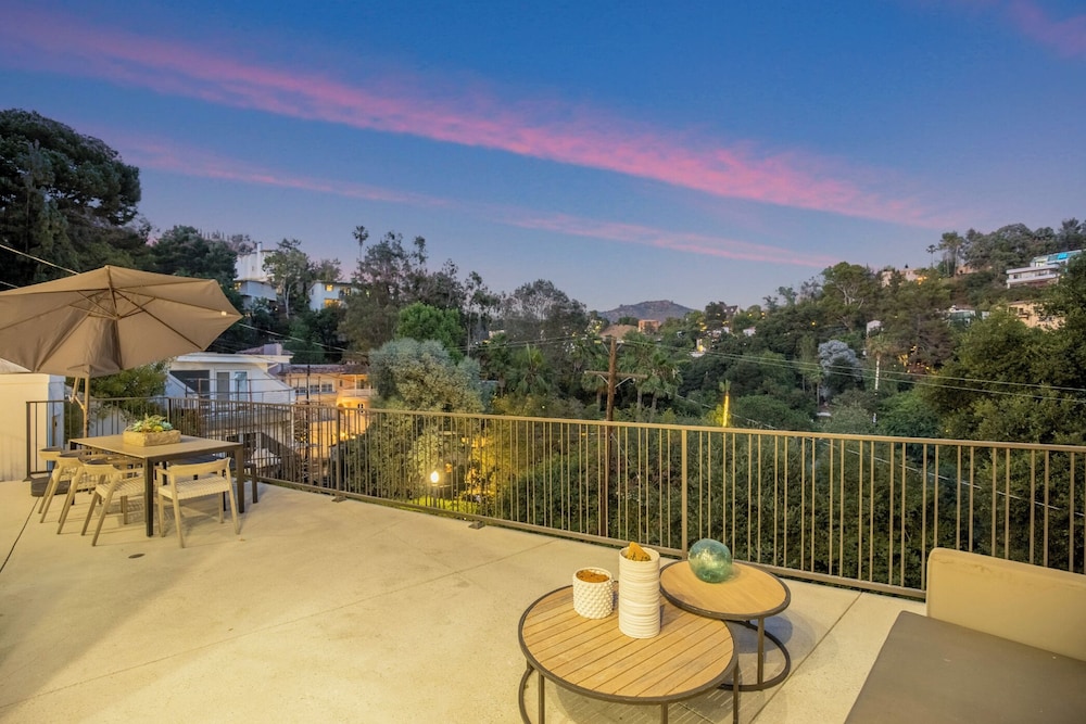 Belden Modern Villa - Iconic Hollywood Hills Retreat