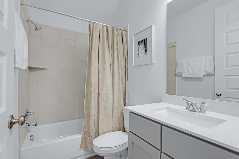 Legacy Haus Modern Stay for 8!