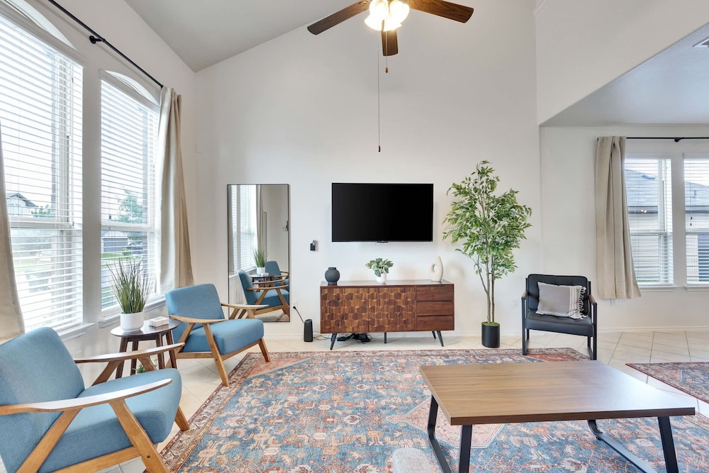 Luxury 4BR 2 5BA Home EV Charger Pool Access