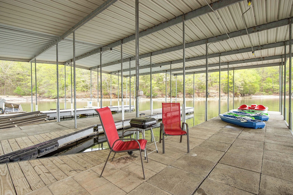 Huge! Sleeps 30-kayaks, Pedal Boat & Paddle Boards