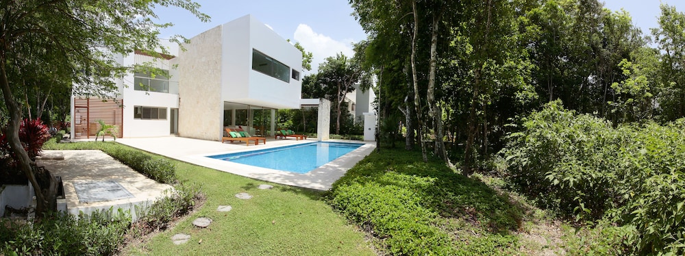 Bahia Principe Vacation Rentals - Three-Bedroom House