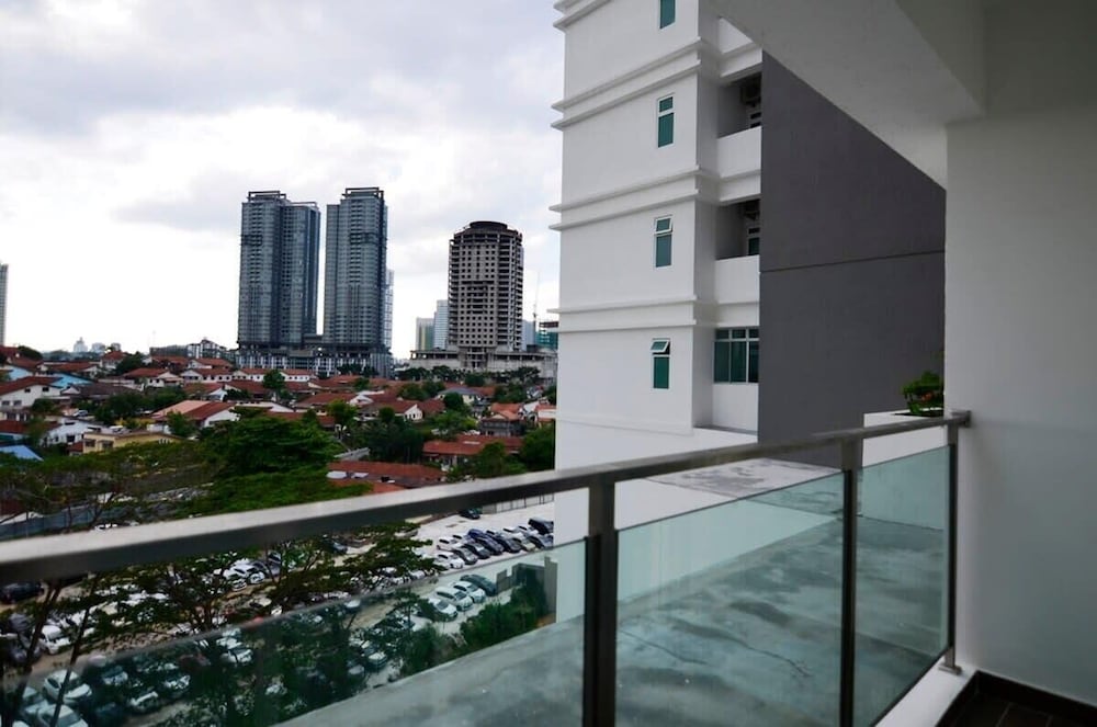 Comfy 2BR Tritower Suite Near JB Ciq, Jbcc & Capri