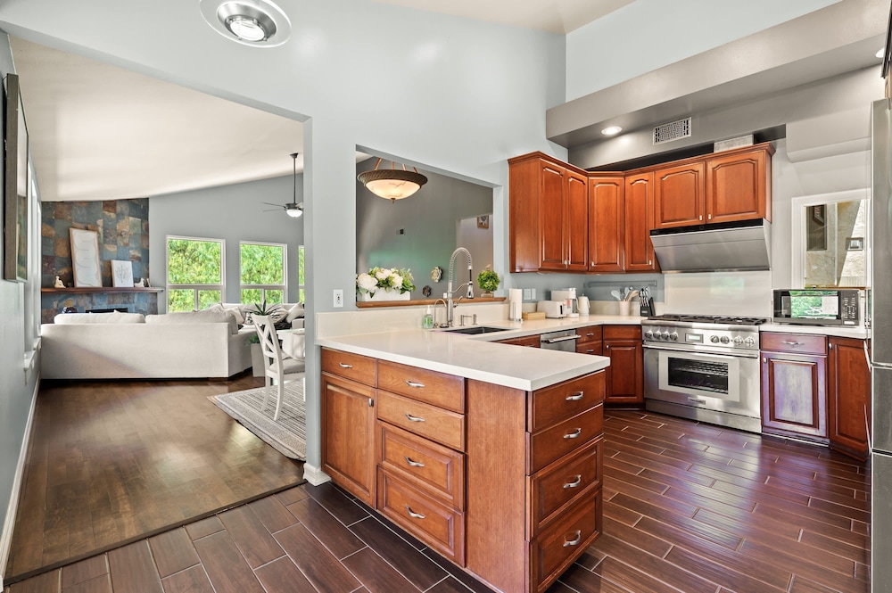 Mountain View Family Retreat w Game Room Scenic Decks