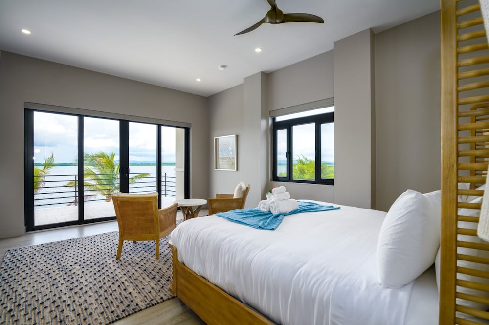 NEW 3 Story 4-bed Waterfront Villa w Sunset Views