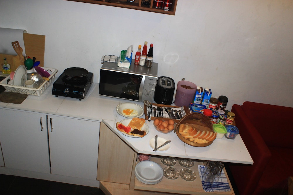 Buton Backpaker Lodge - Hostel
