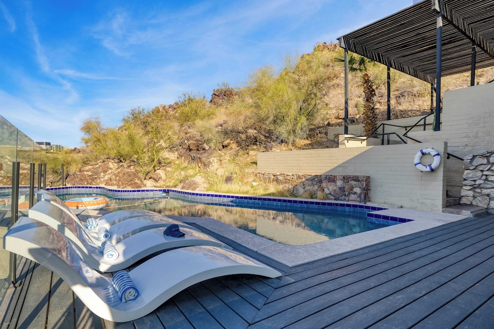 Panoramic Views, Private Pool, Patio Lounge w/ Firepit Royal Palm by Avantstay