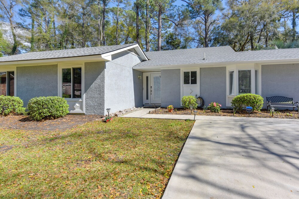 5 Mi to Dtwn Beaufort: Home w/ Screened-in Patio