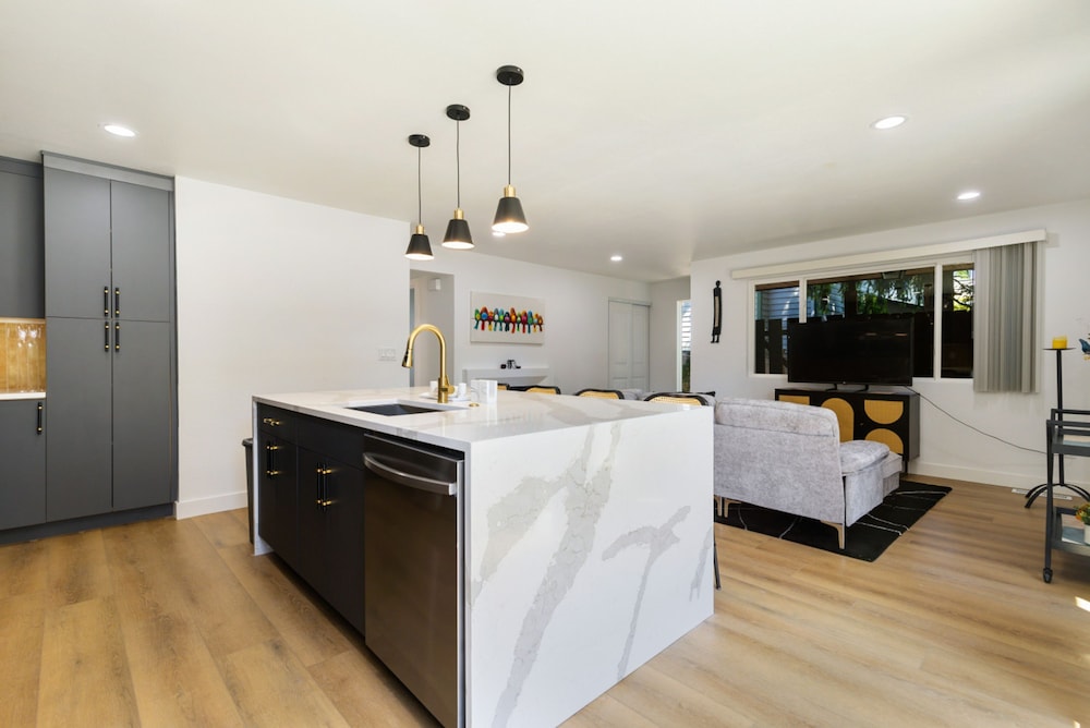 Comfy Stay in Bellevue w Parking Included
