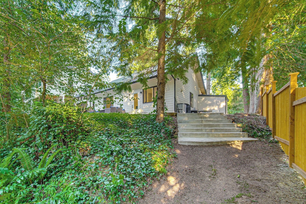 Wfh-friendly Gem w/ Creek: 4 Mi to Sammamish Trail