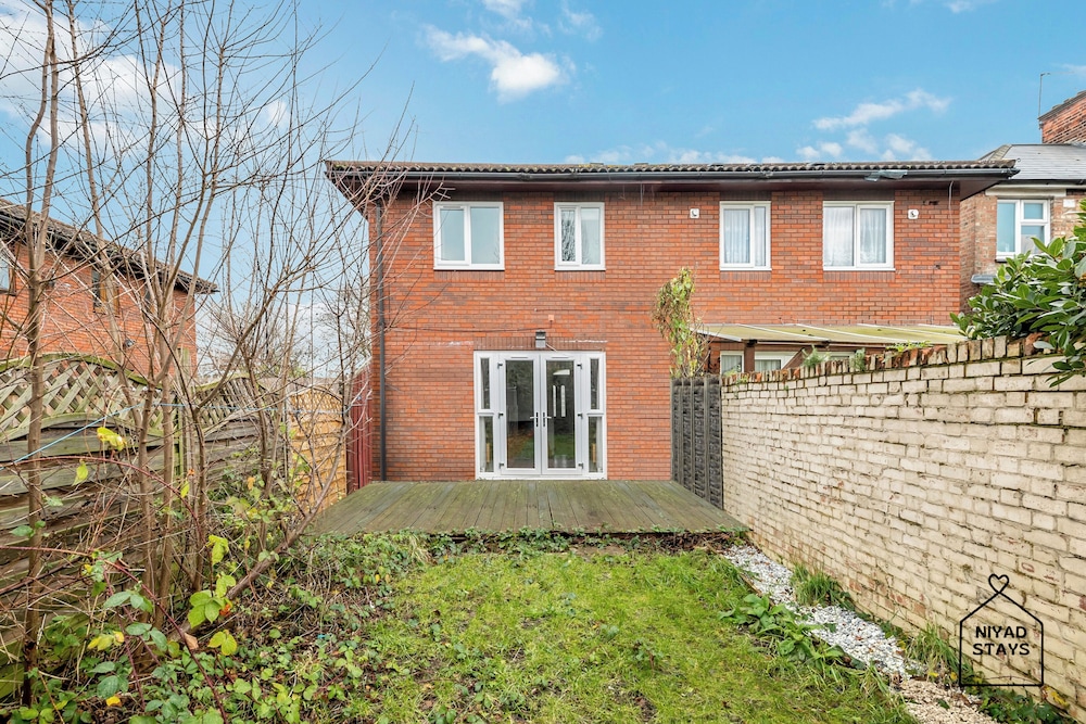 Hale Lodge, Beautiful 3 BR Home With Free Parking