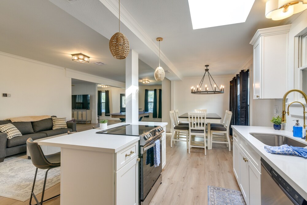 Galveston Vacation Home w/ Hot Tub: Walk to Beach view 2