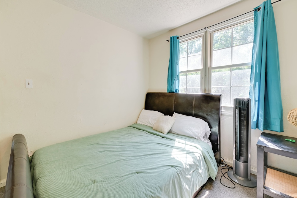 2 Mi to Center City: Charlotte North End Home