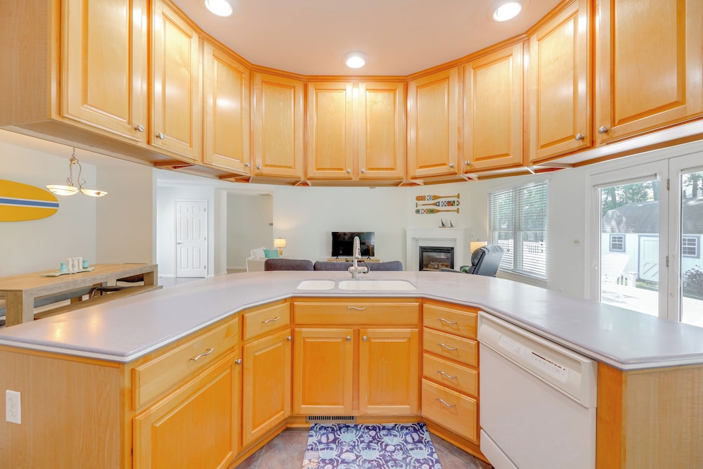 2 Mi to Bethany Beach: Home w/ Furnished Deck