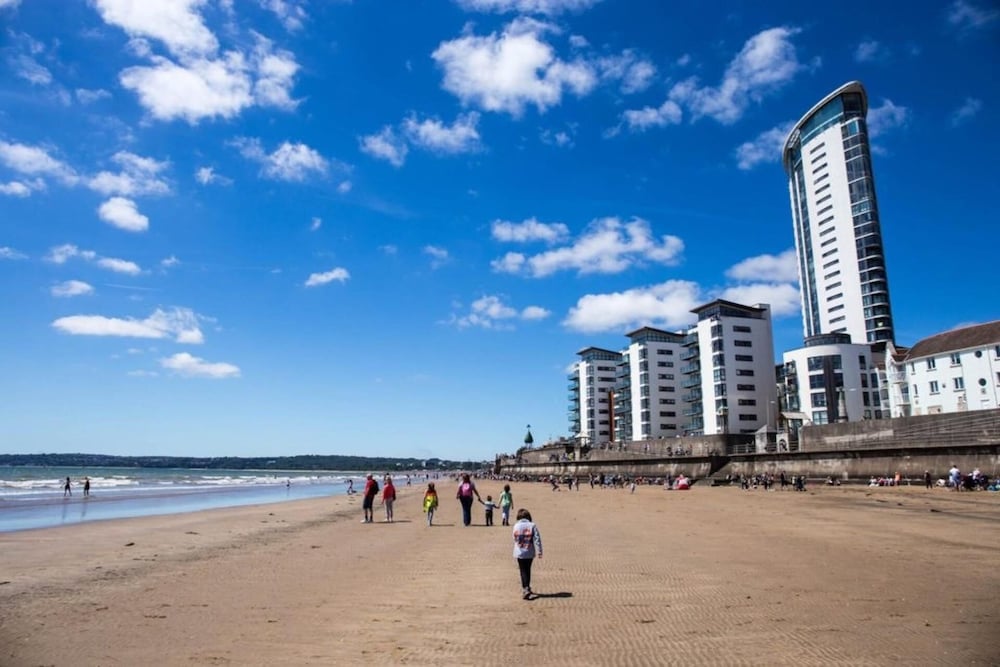 Sea Breeze Retreat in Swansea
