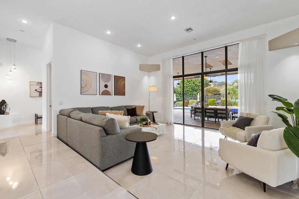 Grand 6BR Plantation Estate w/ Tennis & Pool
