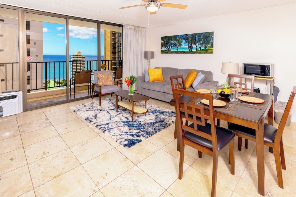 High Floor Ocean View Condo (King Bed and Parking): hotel room photo