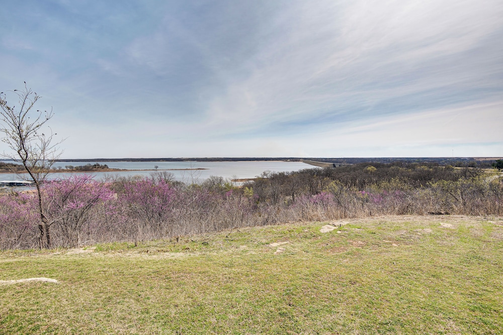 Family-friendly Apt w/ Lake Views in Ponca City!