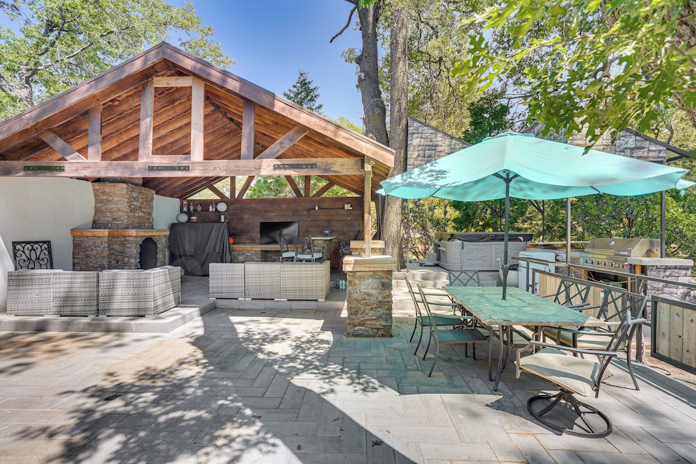 Lake Arrowhead Cabin w/ Hot Tub & Mountain Views!