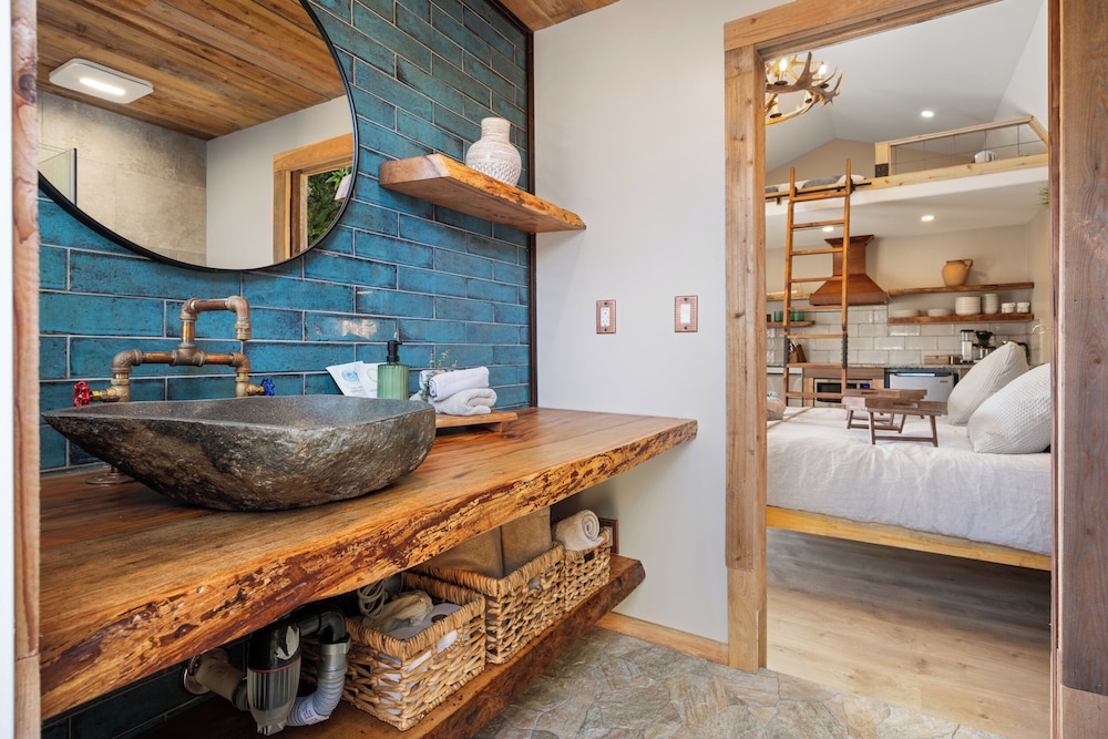 Secluded Luxury Couples cabin Sauna Pool