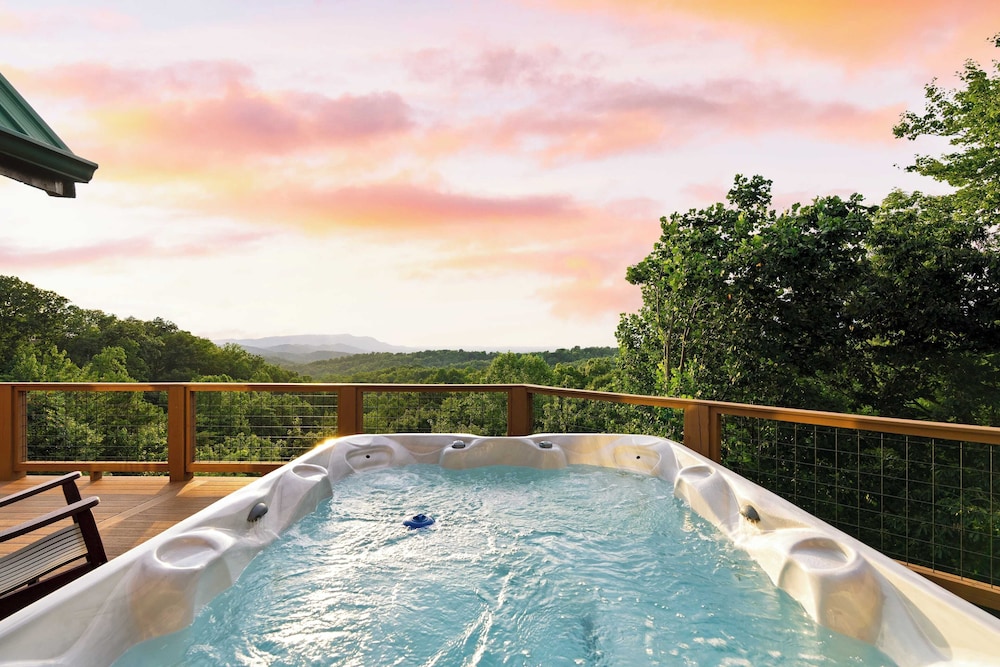 Big Bear Lodge by Avantstay Smoky Mountain Views, Hot Tub, Theater & Game Room