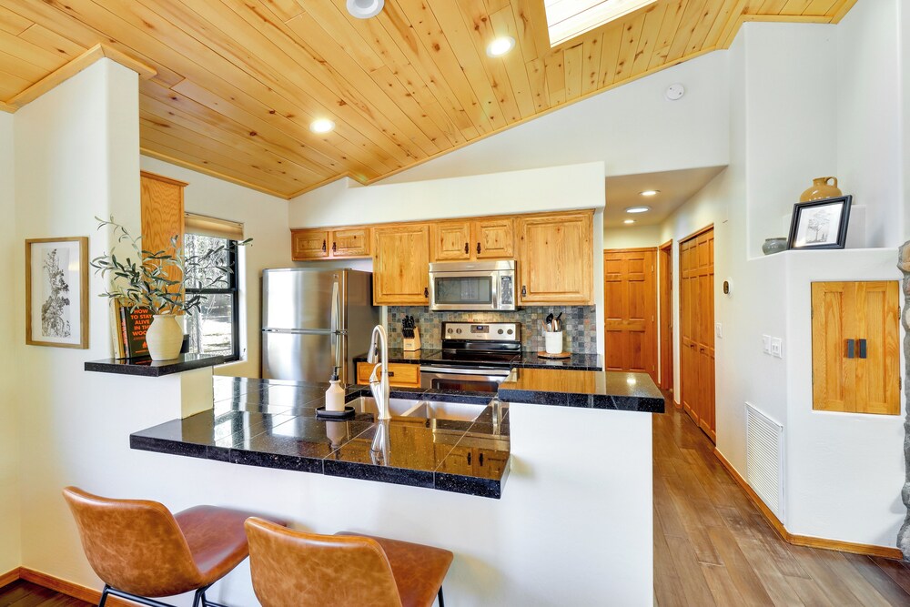 Pet-friendly Show Low Cabin w/ Patio & Gas Grill!