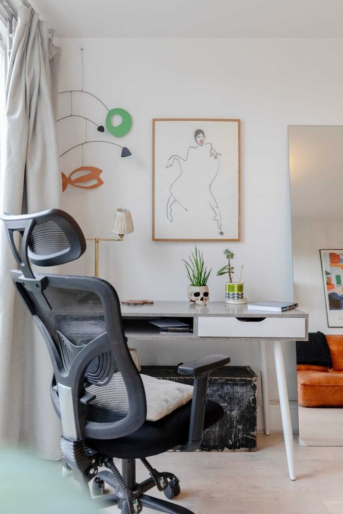 Stunning 1BD Flat w/ Garden Area, Kentish Town!