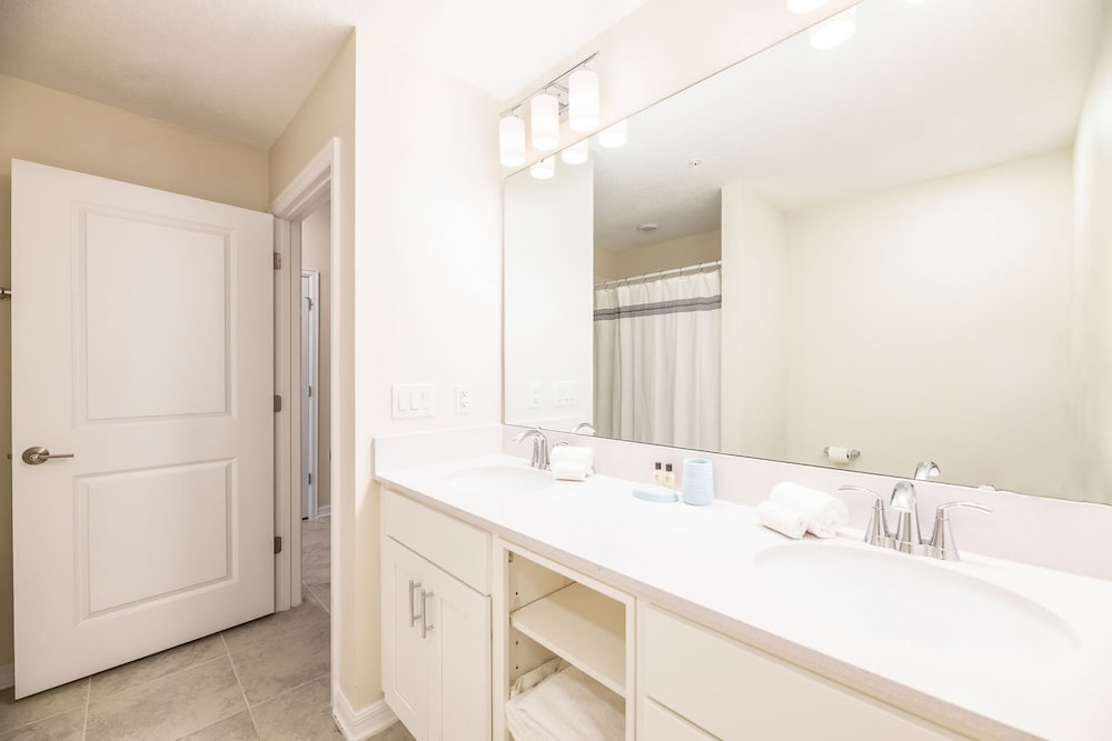 Chic 2bed Condo at Storey Lake Mickey Room