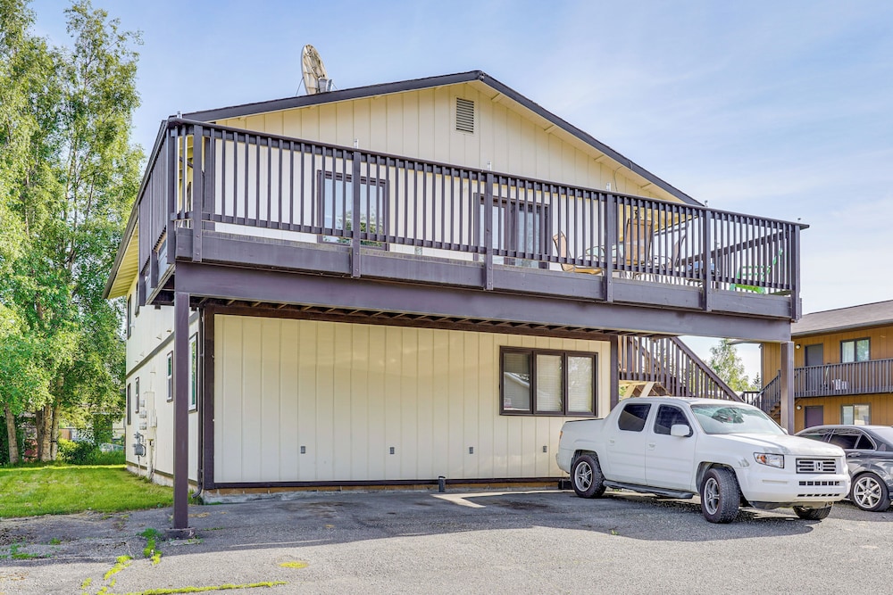 5 Mi to State Park: Mtn-view Apt in Anchorage