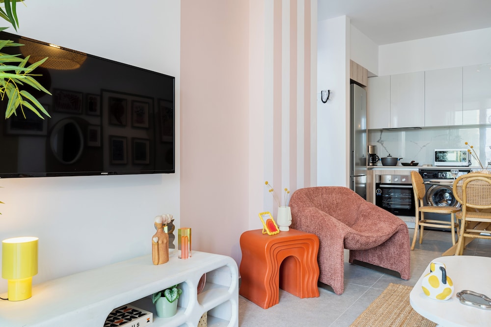 Lunette Artful 1-BR Apartment in Larnaca
