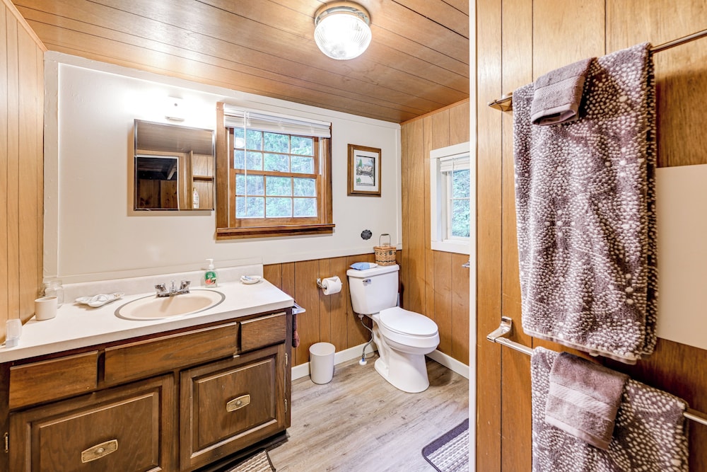 Trail Access & Tranquil Setting: Franklin Retreat!