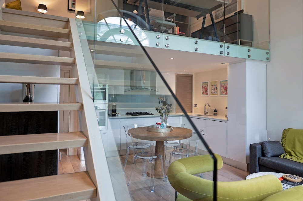 The Artists Hideaway-2 bed Mezzanine in Paddington - by Out of Office Lifestyle