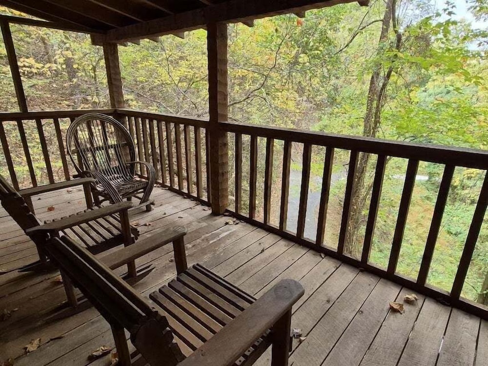 The Fur Traders Cabin- Pigeon Forge 2 Bedroom Cabin