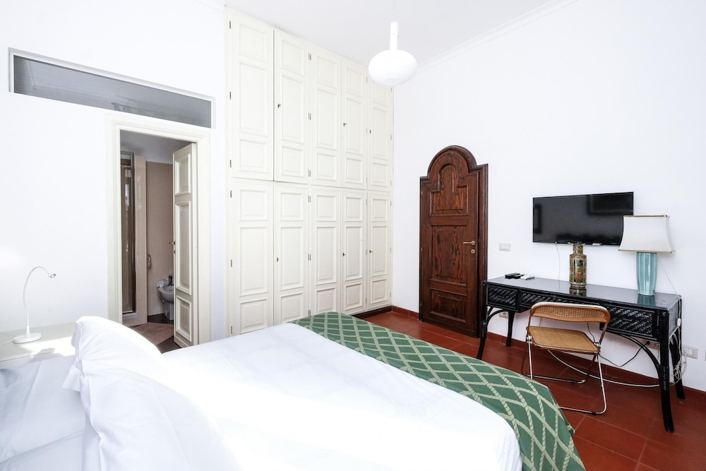 Trastevere Charming Retreat on Cobblestone Street