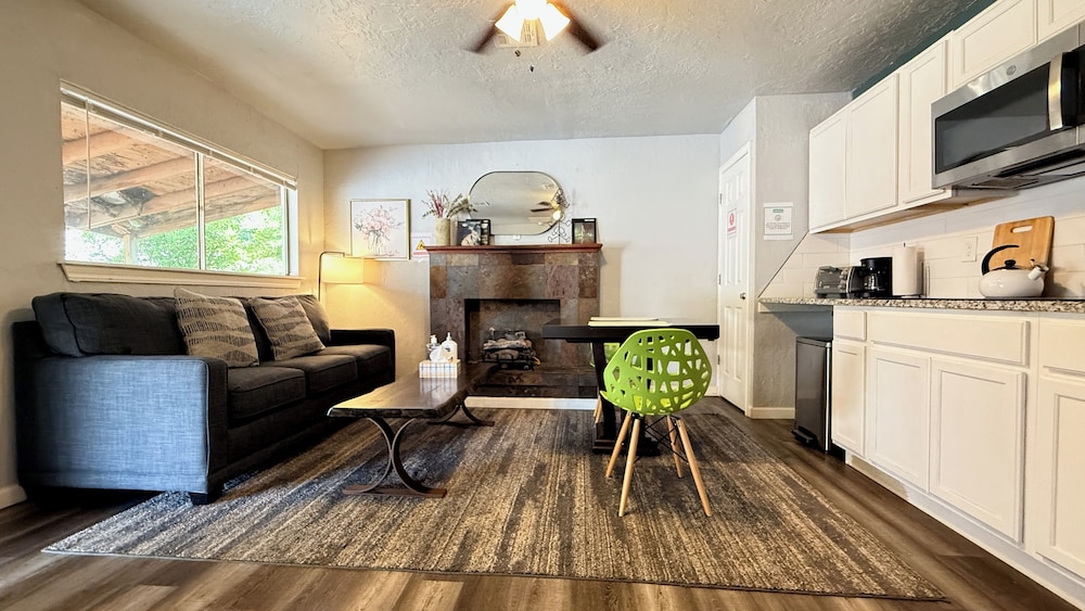 Budget-friendly Studio in OKC Private Entry 20-3
