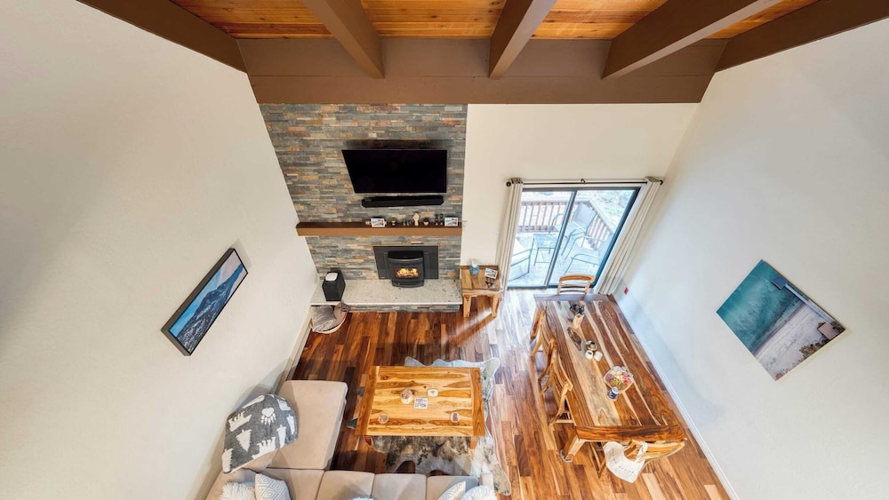 Crystal Pines Cozy Lake Tahoe Escape With Fully Equipped Kitchen and Balcony Views