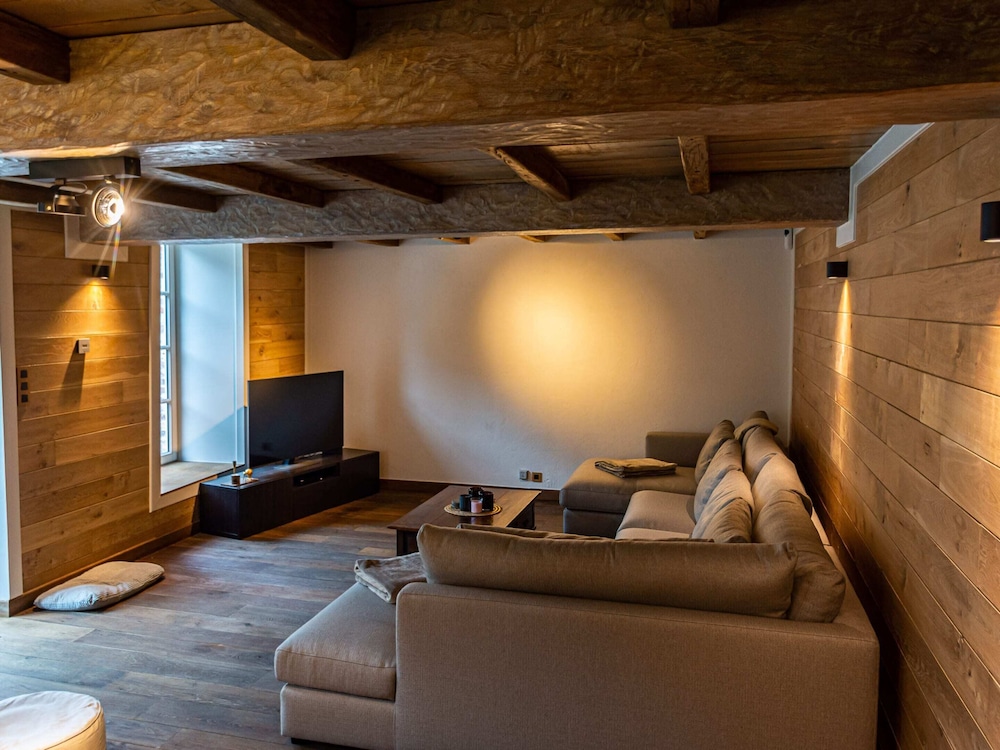 Cosy Mansion With Private Terrace and Sauna