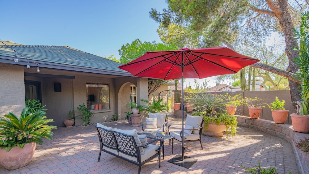 Scottsdale Gem W/pool in Private and Serene Yard!