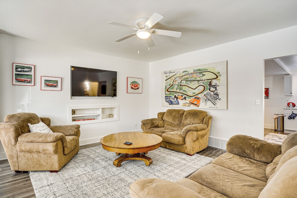 2 Mi to Road America: Pet-friendly Duplex!