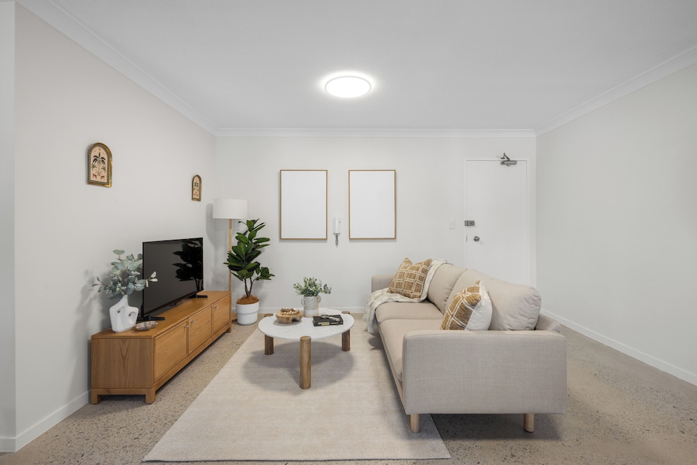 Burleigh Breeze 2 Bed Beach Walk