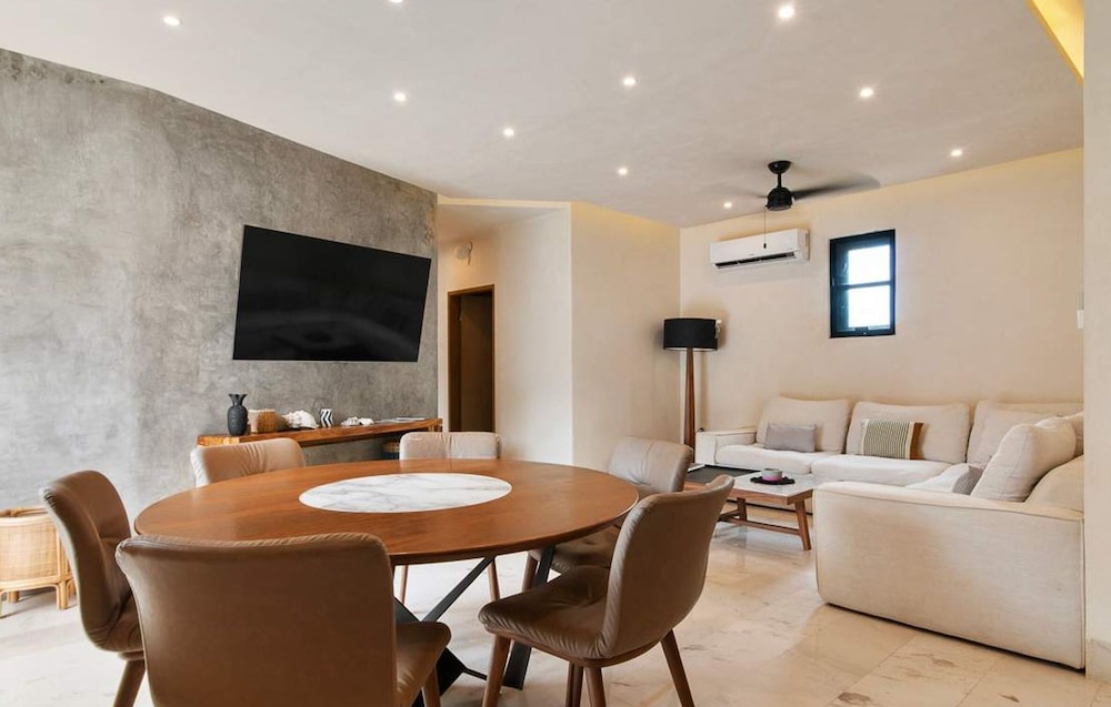 Prime 5th Ave Stay - 2BR With King Beds City Views